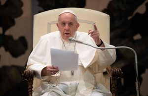 Papa: “Non lamentiamoci restrizioni pandemia, aiutiamo altri”