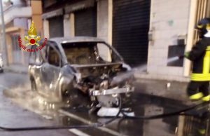 Auto in fiamme a Monserrato: intervengono i vigili del fuoco