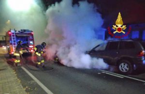 Cagliari, auto in fiamme nella notte: danneggiata anche un’altra macchina