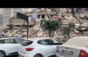 Sisma nell’Egeo, i morti salgono a 26, si scava tra macerie