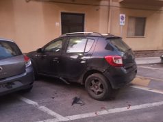 Alghero, bomba carta esplode nella notte: danneggiate due auto