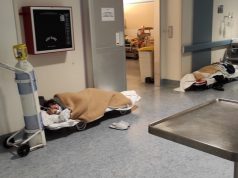 Pazienti su barelle a terra negli ospedali del Torinese. Foto denuncia degli infermieri