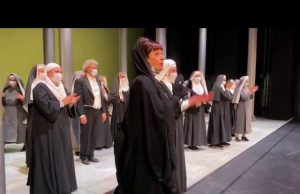 Sassari, scoppia l’applauso a fine spettacolo: “Sfogo per il momento di sofferenza del Teatro”