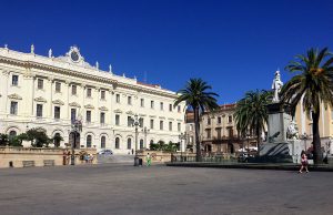 Fermato senza mascherina, reagisce e poi scappa