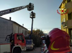 Operai restano bloccati su piattaforma aerea, salvati da pompieri