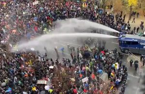 No mask in piazza a Berlino la polizia usa gli idranti