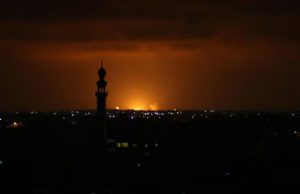 Israele bombarda la Siria, uccisi 11 combattenti anti Isis: “Il regime israeliano difende i terroristi islamici”