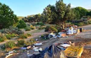 Volontari ripuliscono litorale, ora è di nuovo una discarica