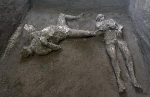 Scoperta a Pompei, ritrovati due corpi intatti