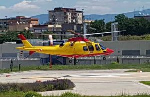 Furgone precipita in un parcheggio, grave una donna