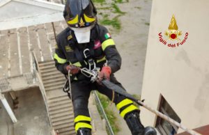 Donna cade in casa, ma la porta è chiusa: salvata dai Vigili del fuoco