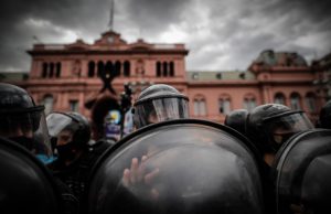 Scontri tra polizia e folla a camera ardente Maradona scontri Maradona