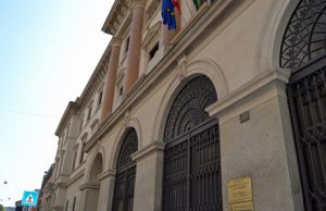 Uomo trovato morto davanti all’ospedale in pieno centro a Milano