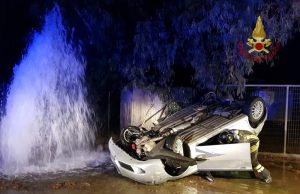 Assemini, auto finisce contro l’idrante e si ribalta: ferito il conducente