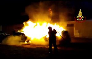 Auto in fiamme a Pirri, in azione i vigili del fuoco