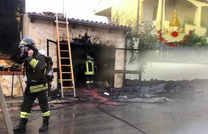 Fiamme in un garage a Pabillonis: paura per una bombola di GPL