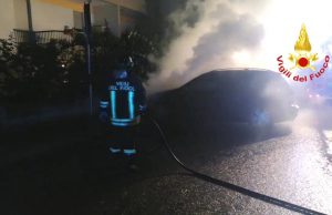 Auto in fiamme a Mulinu Becciu: sul posto i vigili del fuoco
