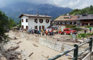 Maltempo, crolla un ponte sul torrente in Veneto