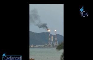 Fumi nell’Area industriale Sarroch. La denuncia: “Anche in un giorno di festa dobbiamo sorbirci i miasmi”