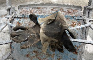 lavoro operaio guanti incidente sul lavoro