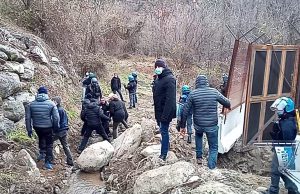 Tensione in Val Susa, polizia e Digos spintonano e allontanano attivisti NoTav