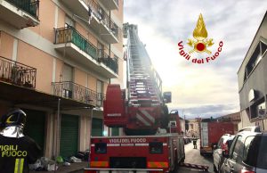 Paura a Olbia, piovono calcinacci da un palazzo: in azione i vigili del fuoco