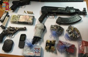 Nasconde kalashnikov e pistole nel refrigeratore, arrestato