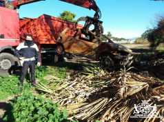 Cagliari, agenti della Polizia municipale rimuovono dalle vie della città veicoli abbandonati