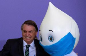 Covid, Bolsonaro ironizza sul vaccino Pfizer: “Se diventi un alligatore…”
