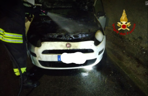 Auto in fiamme a Oristano: in azione in vigili del fuoco