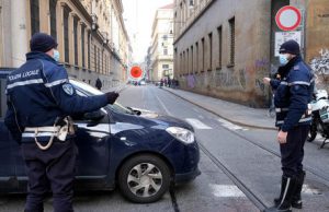 Maxi rissa la sera della Vigilia: pugni e calci tra la gente, traffico impazzito rissa