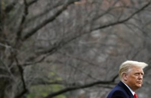 Usa, alla fine Trump ratifica il piano d’aiuti anti-Covid