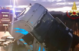 Incidente sulla Ss 125: perde controllo del tir ed esce fuori strada