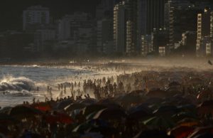Covid: Brasile, folla in spiaggia Ipanema nonostante lockdown