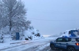 Maltempo: nevica nel Nuorese, mezzi spargisale in azione polizia neve ghiaccio maltempo