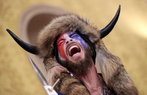 Attacco a Capitol Hill: chi sono i manifestanti che hanno assaltato il Congresso Usa Usa sciamano