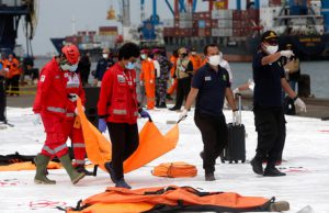 Indonesia: aereo caduto, rinvenuti resti umani e detriti