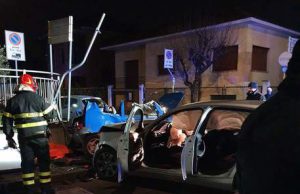 Ignora stop e centra un’auto, un morto