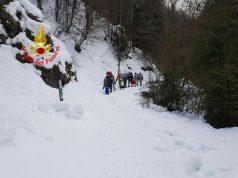 Scivolano in un dirupo davanti alla figlia di 5 anni: muore una coppia