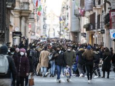 Covid in Italia: 9.630 nuovi positivi, 274 le vittime Roma assembramento