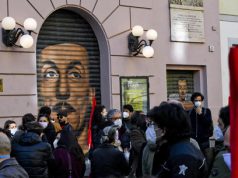 Spettacolo, protesta dei lavoratori: strada occupata a Napoli Napoli