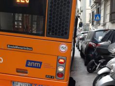 Tragedia sfiorata a Napoli: bus sprofonda in una voragine Napoli
