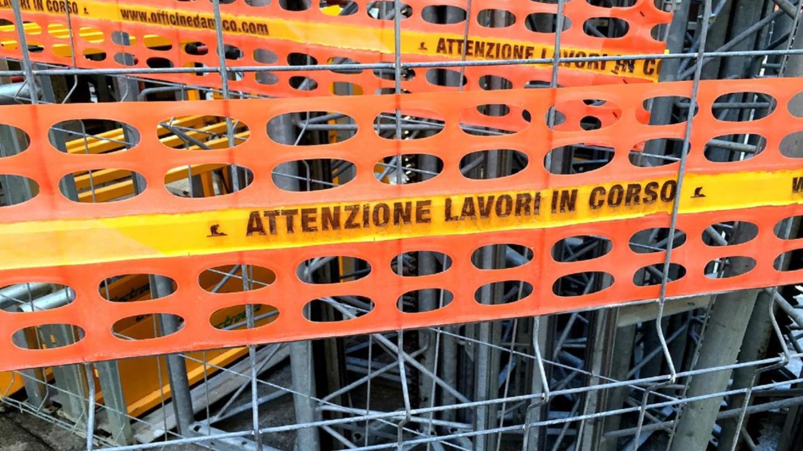 Cagliari, crolla muro con pietre in strada in Via Fiume traffico bloccato Cagliari Cagliaripad