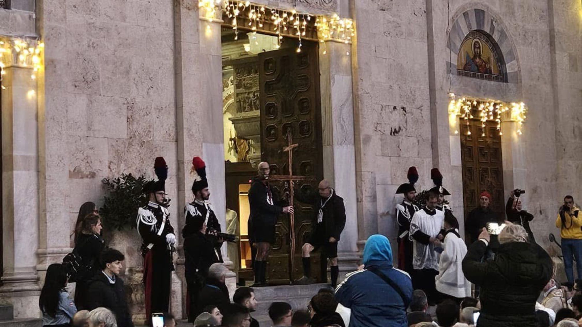 Giubileo a Cagliari, in migliaia per l'apertura della Porta Santa